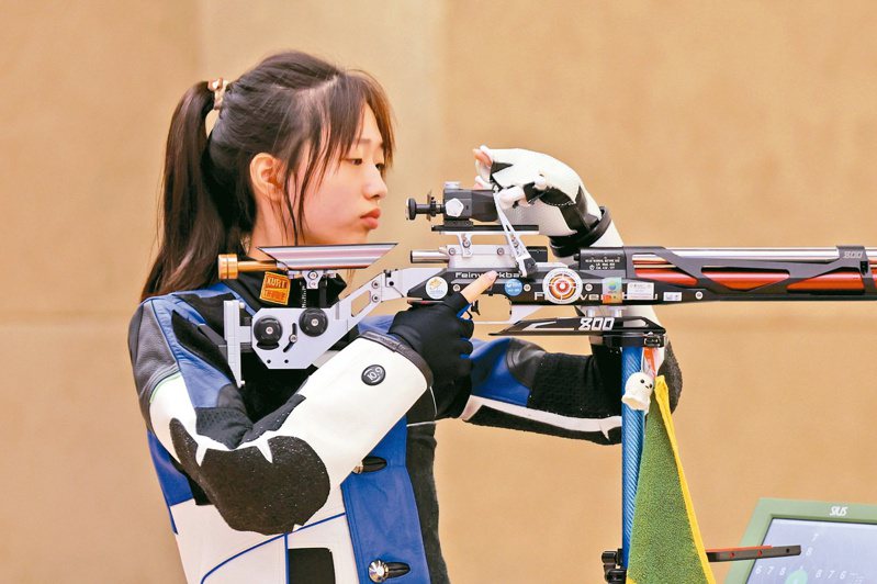 杭州亞運會射擊項目女子10米氣步槍個人決賽中，中國選手黃雨婷獲得冠軍。(新華社)