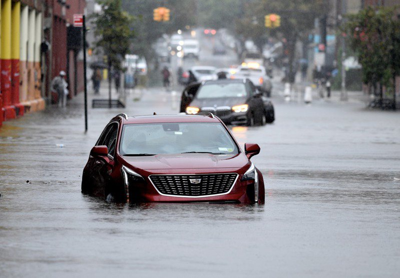 紐約市大面積淹水。(MTA提供)