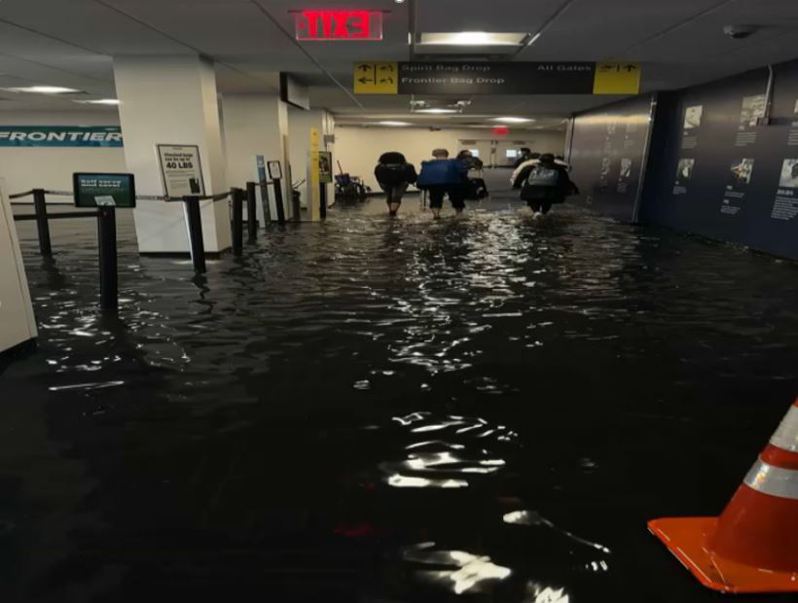 豪雨導致紐約拉瓜地亞機場航站積水，多班班機延誤。(取自NBCNews推文)