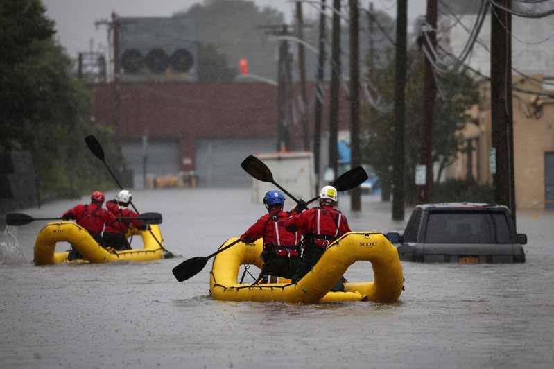 纽约州马马罗内克市郊区水淹成河，紧急救援小组乘坐气筏搜寻社区查看有没有受困的民众。（路透）(photo:UDN)