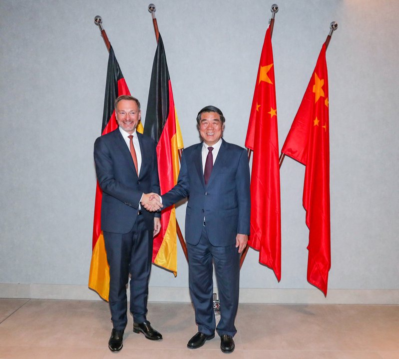 中國國務院副總理何立峰（右）與德國財政部部長林德納共同主持第三次中德財經高層對話。（新華社）