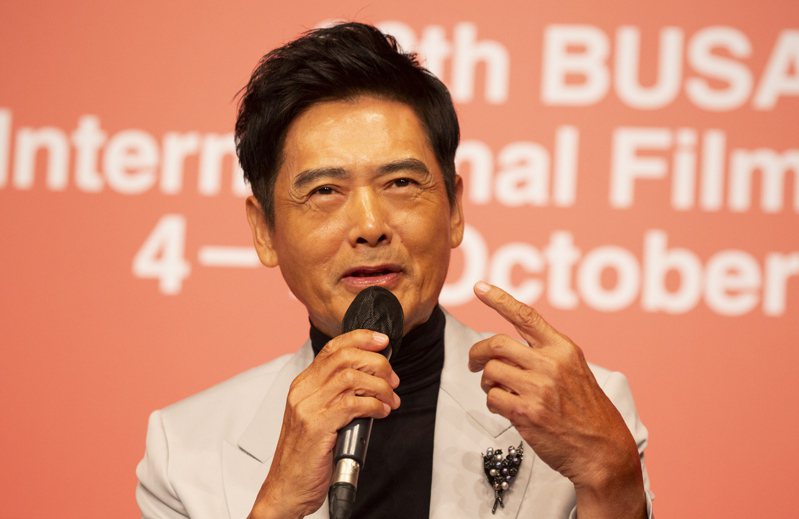港星周潤發在釜山影展獲頒年度亞洲電影人獎，他日前出席記者會談香港電影，直言中國審查限制多，97後很多事情變了。(歐新社)