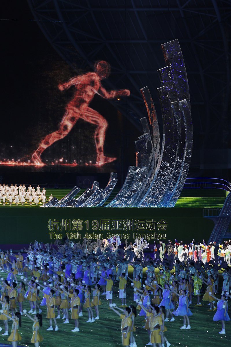杭州亞運會閉幕式8日在杭州奧體中心體育場舉行。圖為亞運會主火炬熄滅。(中新社)