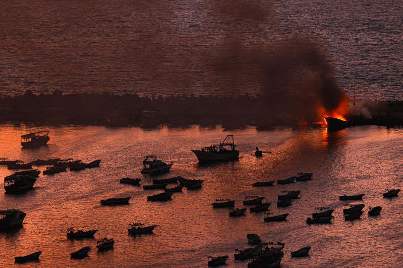 以色列對加薩發動全面報復式反攻，並稱收復多個城市，照片顯示在加薩南部港區的船隻遭到以軍猛烈攻擊。（法新社)