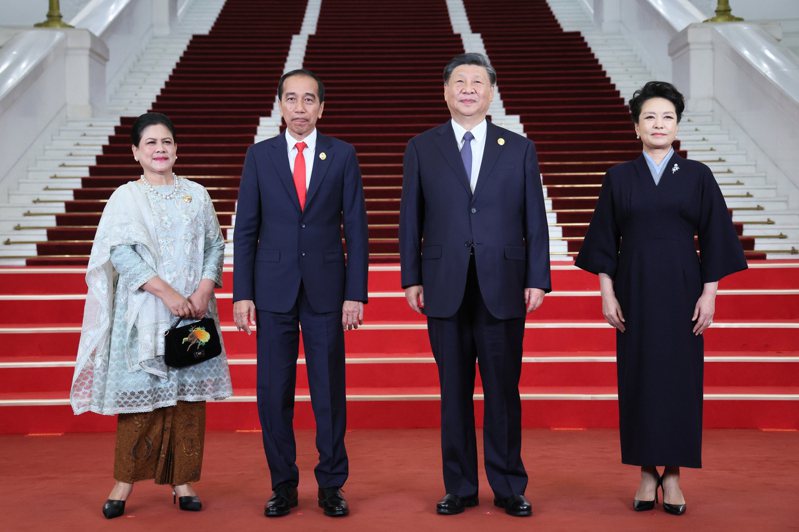 中國國家主席習近平夫婦與到訪北京參與「一帶一路」高峰論壇的印尼總統佐科威夫婦合影。(美聯社)