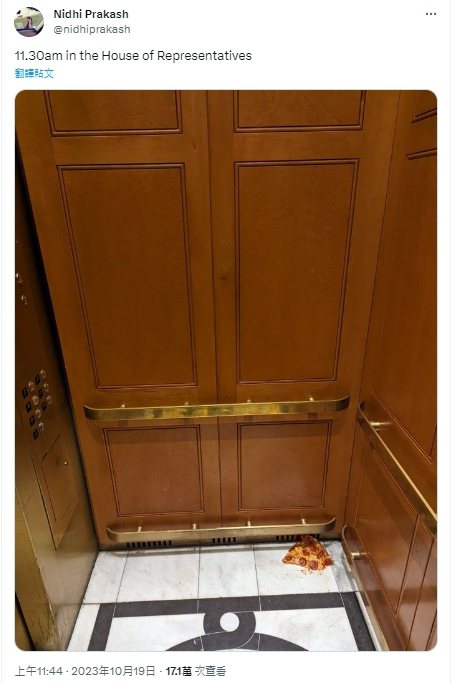新聞媒體Politico和 E&E記者妮蒂‧普拉卡許(Nidhi Prakash)上傳了一張照片，指周四上午11時30分，她在眾院的電梯裡發現了一片披薩。(截自X平台@Nidhi Prakash)