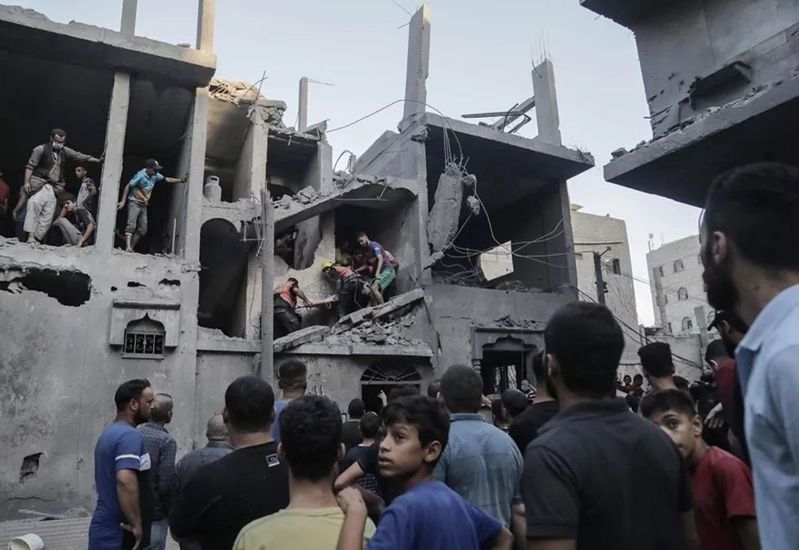 以色列為報復哈瑪斯攻擊而猛烈轟炸加薩走廊，當地絕望的巴勒斯坦平民急尋庇護，卻面臨阿拉伯鄰國埃及和約旦斷然拒絕接收。（歐新社）