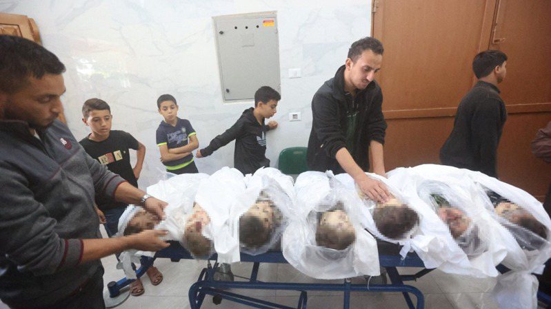 加薩走廊南部甘尤尼斯遭以色列空襲，1家7名孩童被炸死，19日送至醫院。（路透）