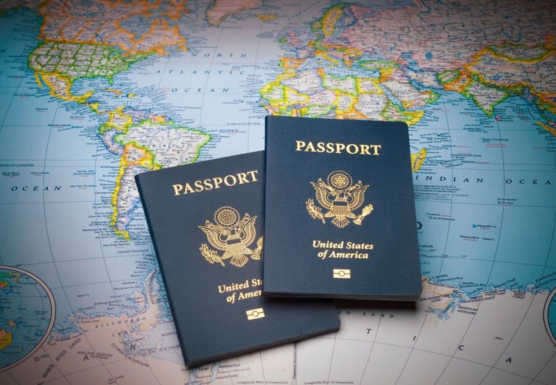 許多國家允許投資型移民獲得公民身分的「黃金護照」政策，成為歐盟門戶洞開的安全隱憂。圖為美國護照。（美聯社資料照片）