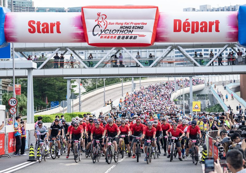 香港單車節22日在香港特區尖沙咀一帶及青馬大橋、汀九橋、長青隧道等地舉行，吸引數千名愛好自行車的香港市民和國際選手參與。(中新社)