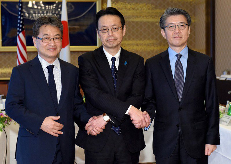 日媒引述消息人士透露，日本政府擬起用現任駐印尼大使金杉憲治（中）接替垂秀夫的駐中大使職位。（新華社資料照片）