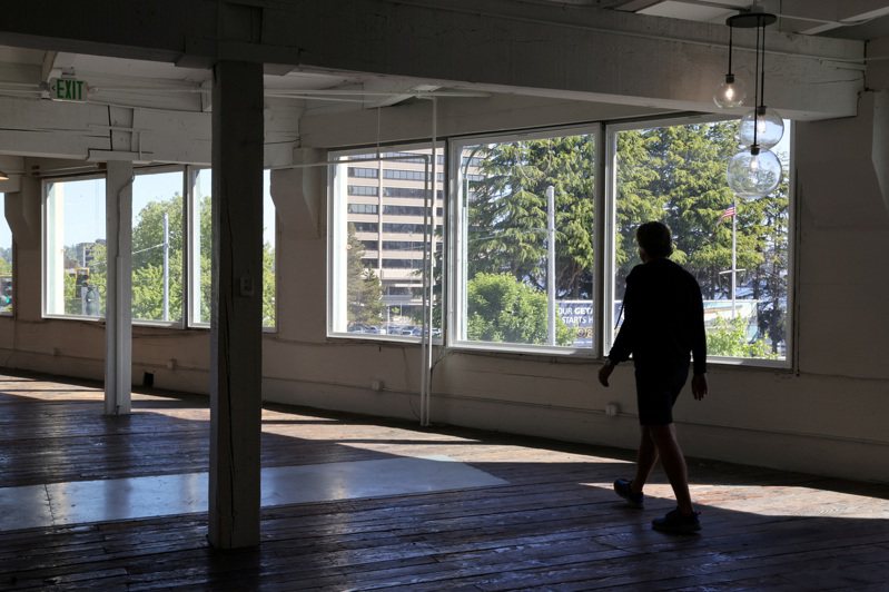 联邦宣布将鼓励各地空置的办公场所，改建成为可负担住房，以解决美国住的问题。图为在疫情后西雅图一栋空置的办公大楼。(路透)(photo:UDN)