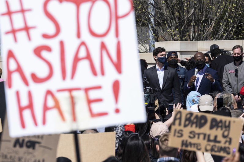 聯邦調查局最新資料顯示，全美過去兩年歧視亞裔的仇恨犯罪暴力事件，有所減少。圖為在新冠疫情2021年3月高峰時，喬治亞州亞特蘭大市各界聚會抗議針對亞裔的歧視犯罪。(美聯社)