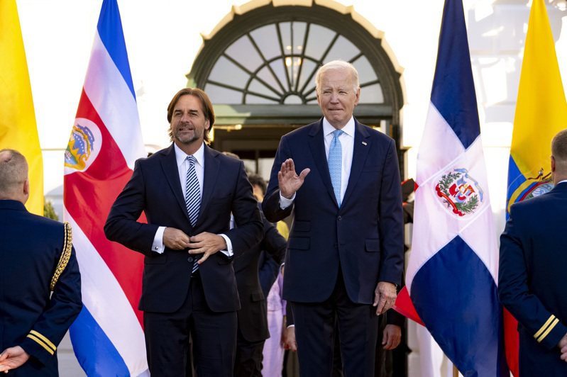 拜登总统(右)今年将不会参加月底在中东举行的全球气候会议，年底前访问非洲的承诺可能也无法兑现。图为他3日在白宫会见乌拉圭总统波乌(Luis Lacalle Pou，左)。(美联社)(photo:UDN)