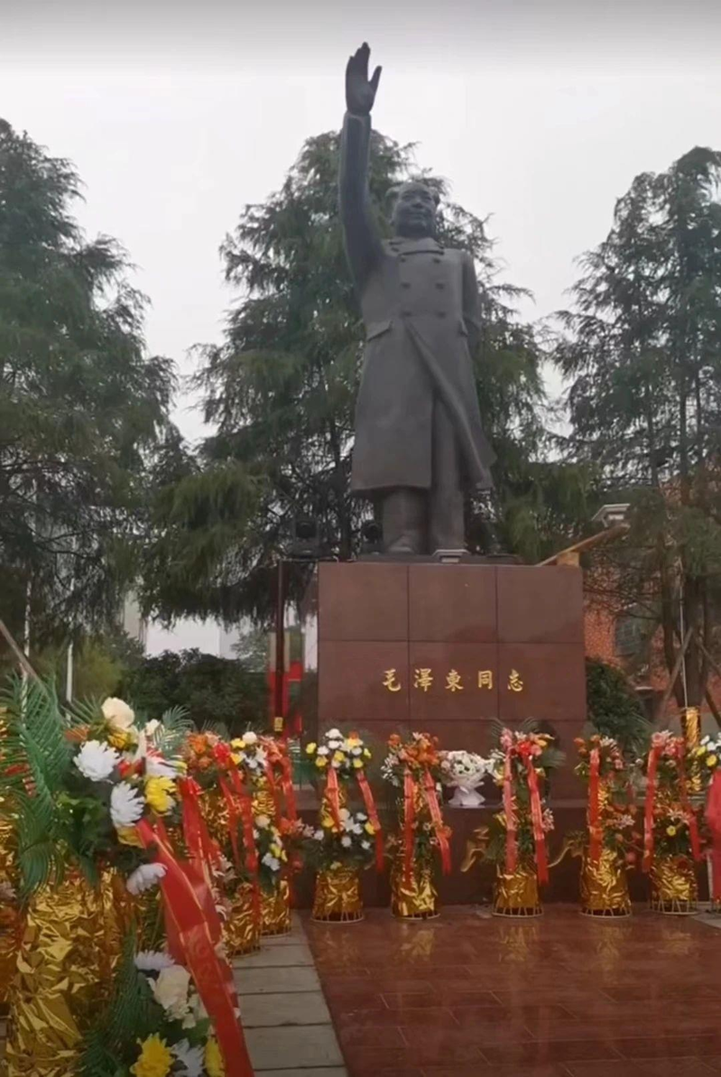 今年10月1日，長沙市望城區銅官鎮花實村樹立一座毛澤東銅像。(取材自紅歌會網)