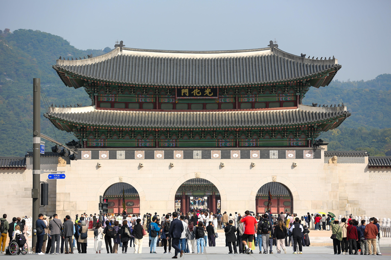 中國年輕現在更傾向於選擇「特種兵式旅遊」，圖為10月18日重新對外開放的韓國首爾光化門。（新華社）