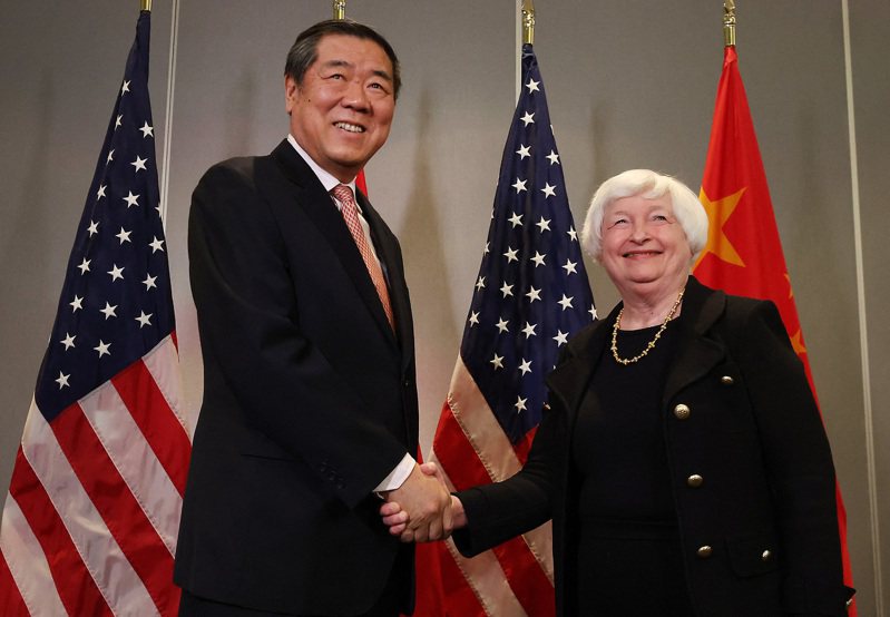 財政部長葉倫(右)9日起與中國主管經濟的國務院副總理何立峰(左)在舊金山會談，為下周舉行的亞太經合組織會議(APEC)峰會期間的「拜習會」鋪路。(Getty Images)