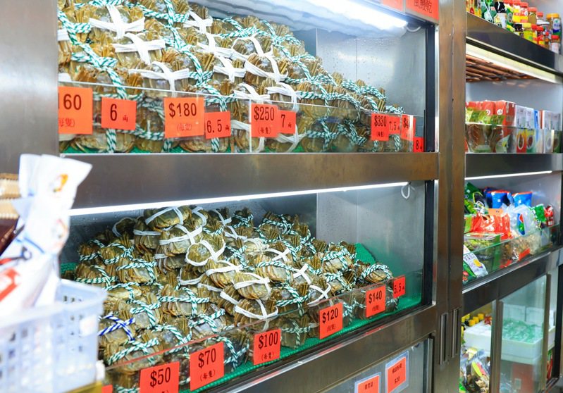 港人北上深圳搶買大閘蟹，香港持牌蟹商指生意大受打擊。（中通社資料照片)