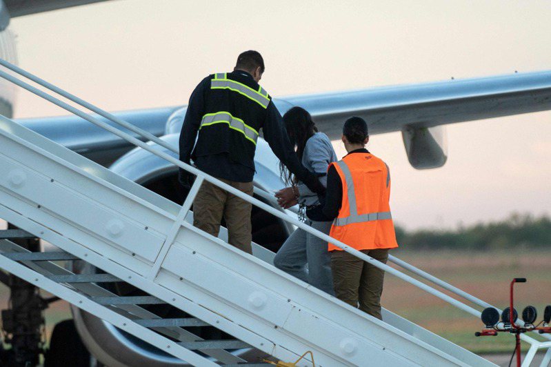来自委内瑞拉的无证移民10月18日被押上飞机，递解出境。(Getty Images)(photo:UDN)