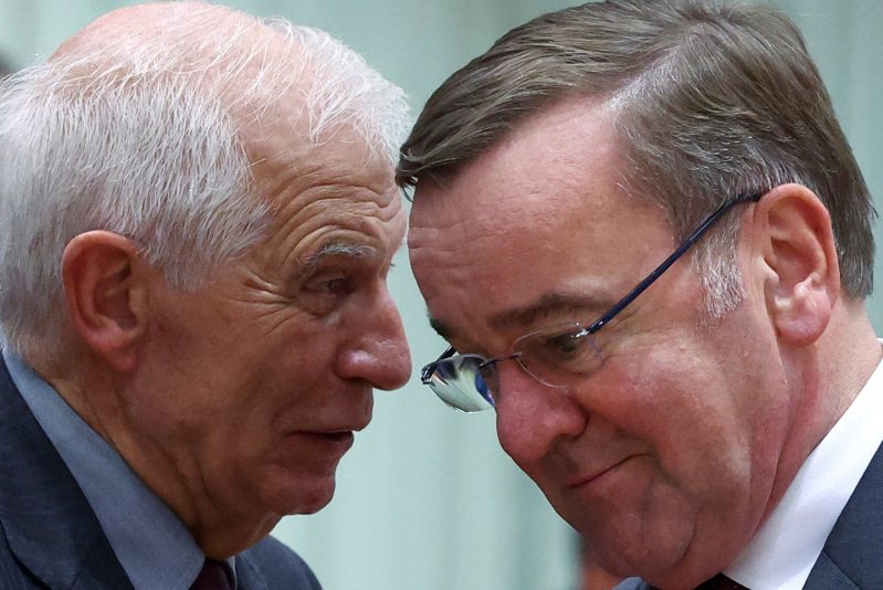 歐盟最高外交官波瑞爾(左)表示，歐盟對烏克蘭提供彈藥承諾未變。右為稍早說歐盟明年3月無法達標的德國防長佩斯托瑞斯。(路透)