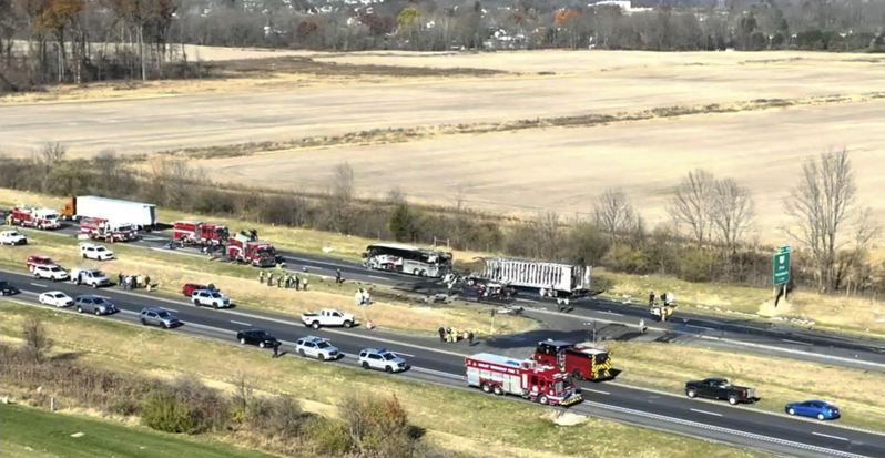 俄州70號公路靠近Smoke Rd.的西向車道，14日上午發生致命車禍，一輛卡車追尾撞上滿載高中生的巴士。(美聯社)
