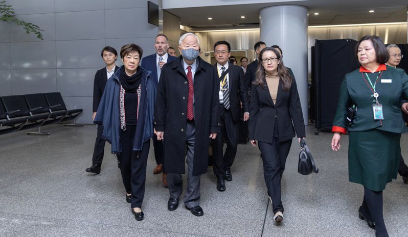 台駐美代表蕭美琴赴機場迎接APEC領袖代表張忠謀伉儷。(APEC台灣代表團提供)