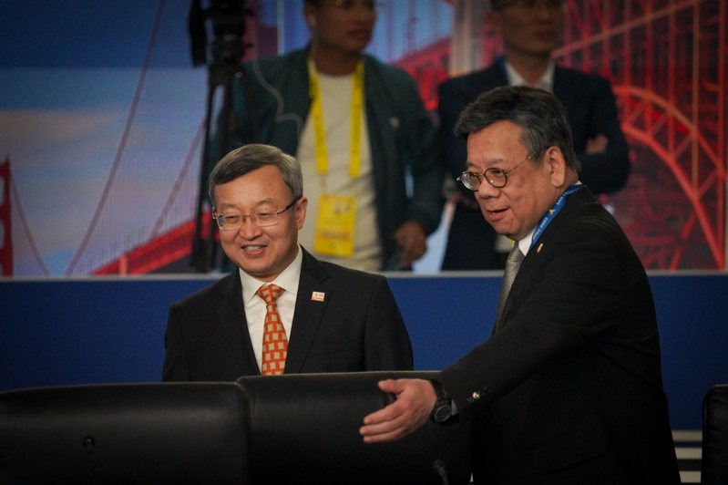 中國商務部國際貿易談判代表兼副部長王受文（左），與香港商務及經濟發展局局長丘應樺（右）互動熱烈。（記者劉先進 ／攝影）