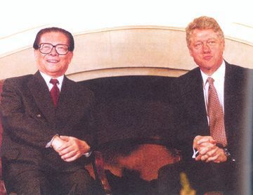 圖為時任中國國家主席江澤民與美國總統柯林頓於1993年在美國西雅圖APEC峰會期間舉行會談。（取材自人民網）