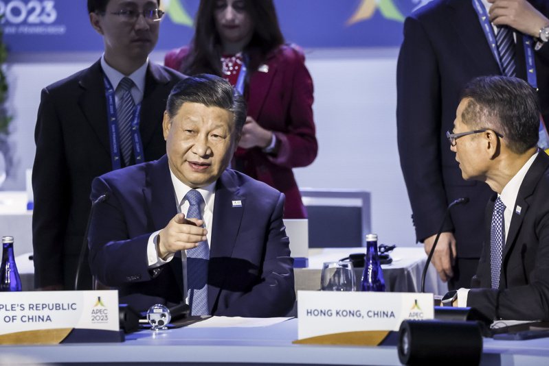 香港財政司長陳茂波（前右）出席APEC第30次領導人非正式會議期間，坐在習近平（前左）旁邊，兩人兩天都有數分鐘交談。（歐新社）