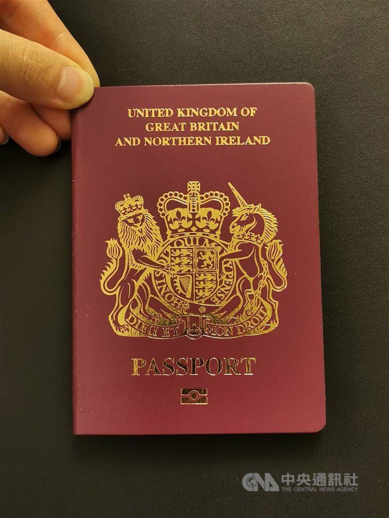不少港人透過BNO Visa移民英國，據英國一項調查，移英港人65歲以下受訪者有5成失業，但99%的人無意回港；圖為BNO護照。（中央社）