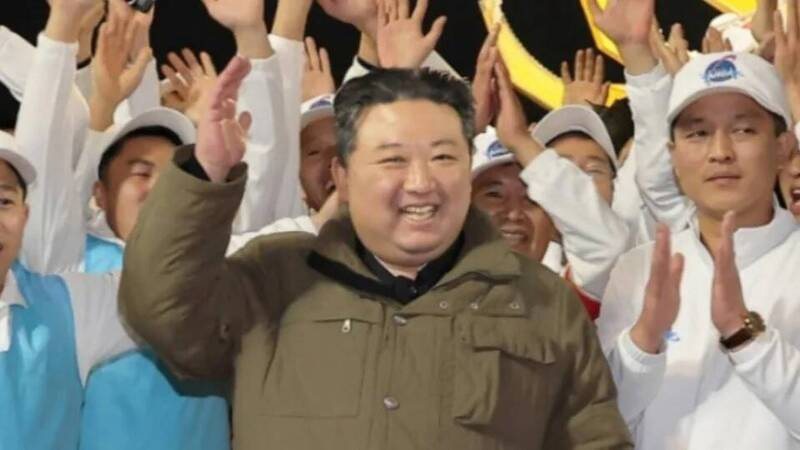 北韓官媒22日凌晨公布北韓領導人金正恩視察發射衛星的照片，明顯可見金正恩的鬢角和前額多出許多白髮。（視頻截圖）
