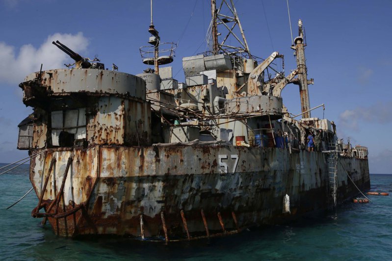 擱淺在南海仁愛礁的美軍報廢二戰登陸艦「馬德雷山號」成為中菲美三國間關係緊張升溫的焦點。(美聯社)