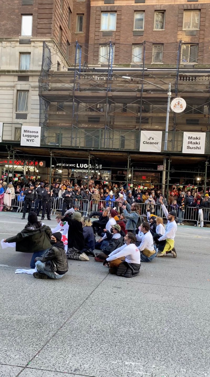纽约历年重头戏「梅西感恩节大游行」出现抗议人士干扰，他们把自己黏到地面上，令活动一度中断。(路透)(photo:UDN)