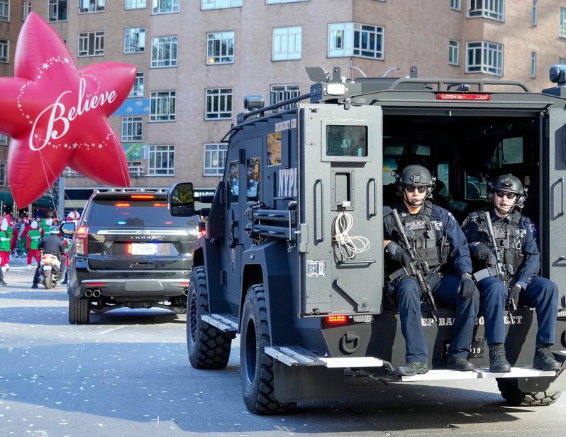 美国在以哈战争紧张气氛下度过今年感恩节，纽约「梅西感恩节大游行」出现抗议人士干扰，活动一度中段。示威者后来被警方逮捕。(欧新社)(photo:UDN)
