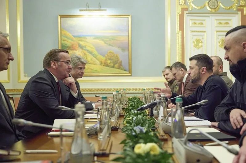 烏克蘭總統澤倫斯基（右）日前舉行會議，與德國國防部長佩斯托瑞斯於會中談話。（美聯社）