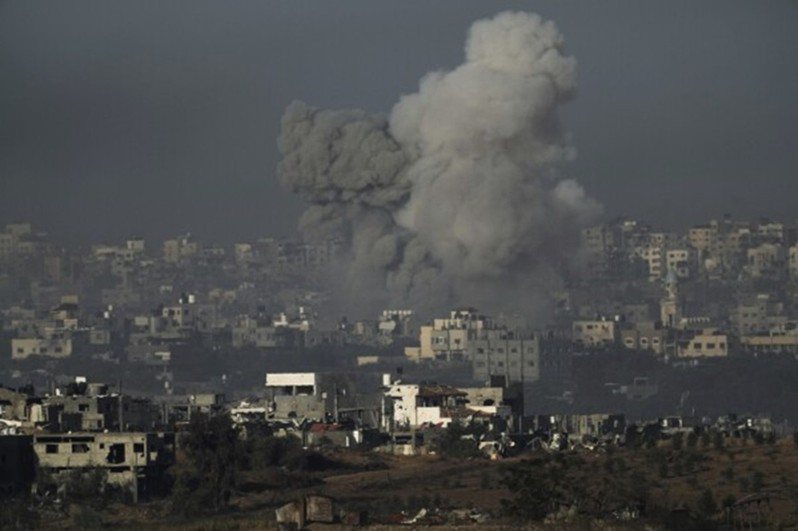 以哈就24日起暫時停火達成協議，圖為22日以色列轟炸加薩走廊 。(美聯社)