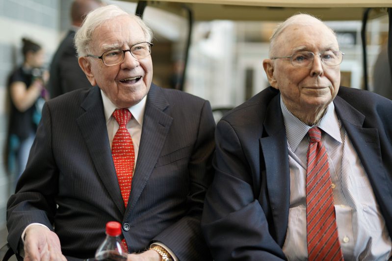巴菲特(左)的摯友兼事業夥伴孟格(右)，28日以99歲高齡過世，孟格常常提供巴菲特建議，但在波克夏每年的股東會上，孟格最有名也最常被引用的一句話是：「我沒有補充。」（美聯社）
