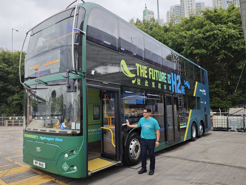 城巴首輛雙層三軸氫能巴士，最快下月載客，初期預計行走九龍路線。(新華社)