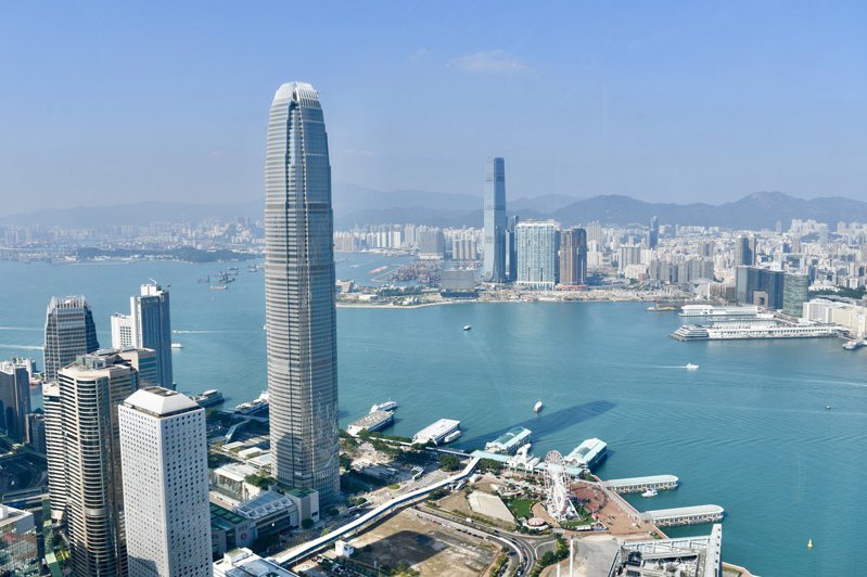 大陸網路流傳香港成為「國際金融中心遺址」的說法。圖為香港國際金融中心大廈及維多利亞港。(中新社資料照片)
