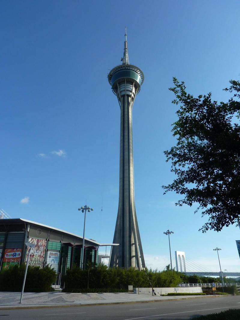 高338公尺的澳門旅遊塔，是遊客必遊的景點。（本報資料照片）