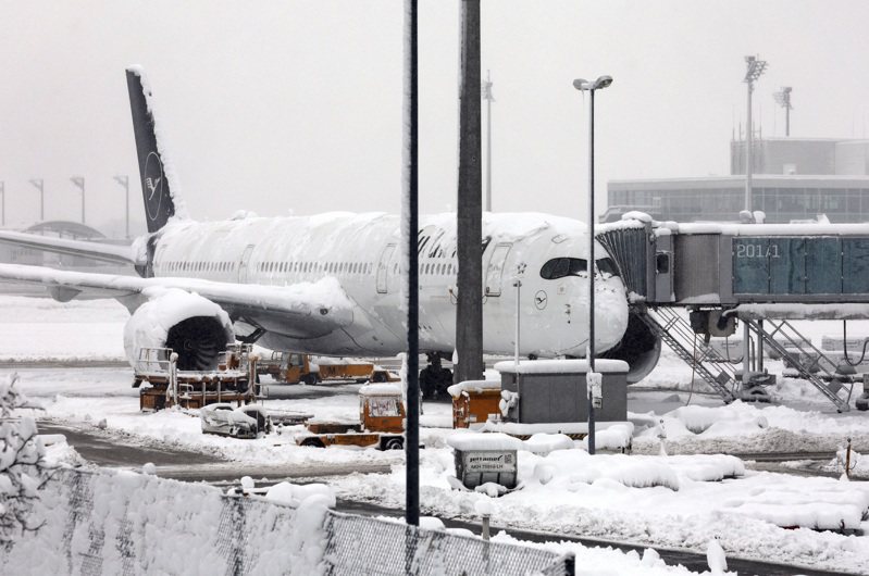 一架漢莎航空的飛機2 日停在白雪覆蓋的德國慕尼黑機場。（美聯社）