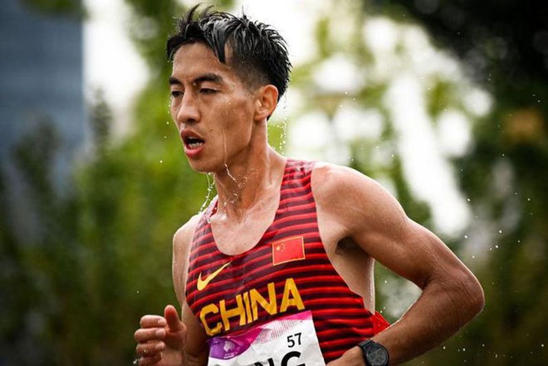 楊紹輝在2023福岡國際馬拉松賽上以2小時07分09秒完賽，刷新中國馬拉松紀錄。（新華社資料照片）