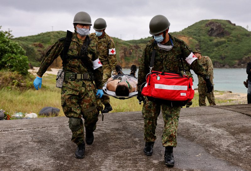 日本考慮全面允許不具殺傷力的防衛裝備出口。圖為日本自衛隊演習。(路透)