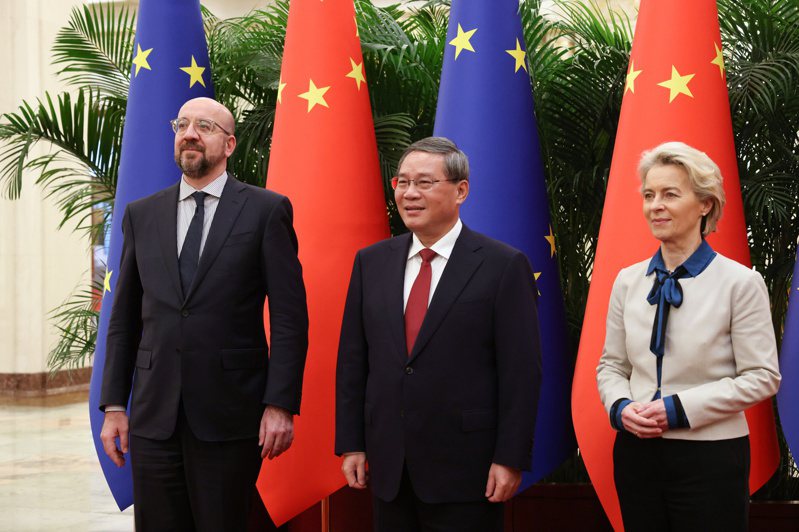 中國國務院總理李強（中）在北京會見歐盟理事會主席米歇爾（左）、歐盟執委會主席范德賴恩（右）。（歐新社）