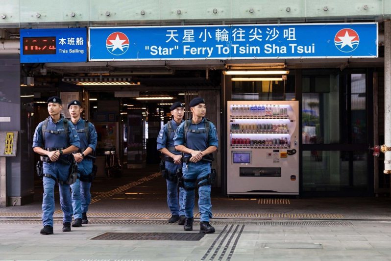 10日是香港區議會選舉投票日，警方嚴陣以待，將派出逾萬警力在全港票站、重要基建及人流較密集的地方，進行不定時的高姿態反恐巡邏。（中通社）