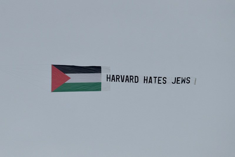 哈佛大学校园上空7日出现挂有「哈佛仇恨犹太人」字样抗议布修的小飞机。路透(photo:UDN)