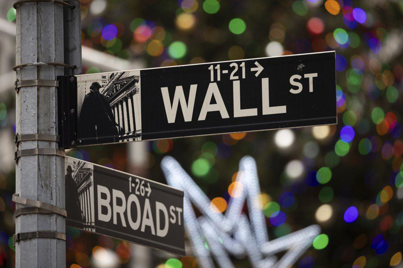 投資人試圖延續華爾街年底行情，史坦普500指數攀升。美聯社