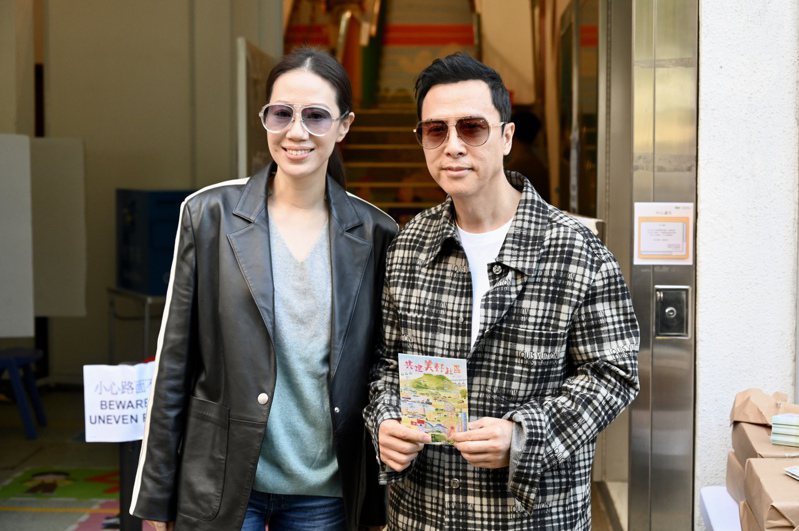 全國政協委員、演員甄子丹10日偕妻子到堅尼地城投票站投票，圖為投票後手持獲贈的心意卡。（中新社）