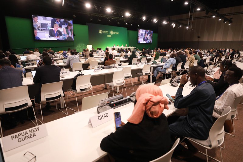 COP28最終決議文，表定杜拜時間12日出爐，各國代表就協議草案進行磋商，再因「淘汰化石燃料」爭議陷入僵局，最終決議仍難產。  (特派記者林奐成／攝影)