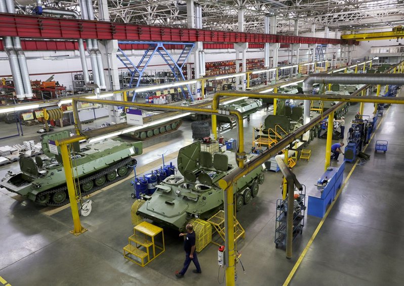俄国明年国防支出占经济产出将增至百分之六，对北约国家造成潜在威胁。图为俄国一座生产装甲车的工厂。图／美联社(photo:UDN)